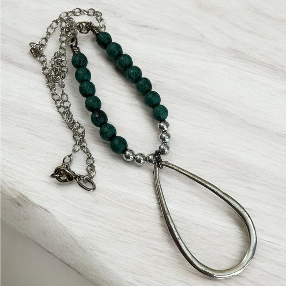 WESTERN NECKLACE WITH SILVERTONE PENDANT AND BLUE BEADS - Picture 3 of 3